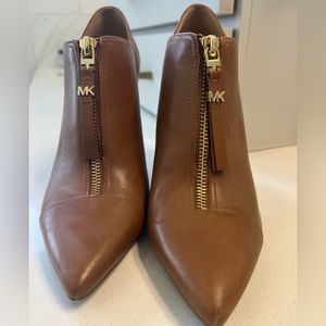 Sophisticated leather ankle boots!